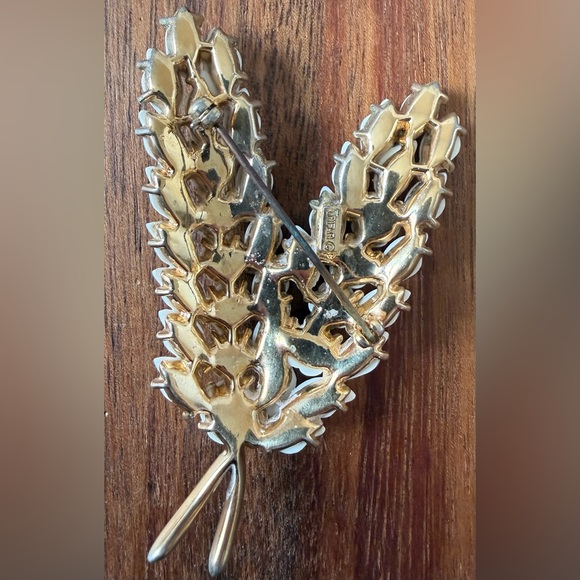 Vintage Crown Trifari White Milk Glass Gold Tone Double Stem Floral Brooch Pin - Picture 2 of 7